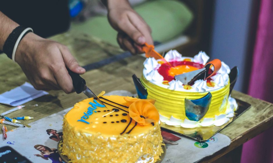 DIY Vs Professional Customised Birthday Cakes: Which Should You Choose?